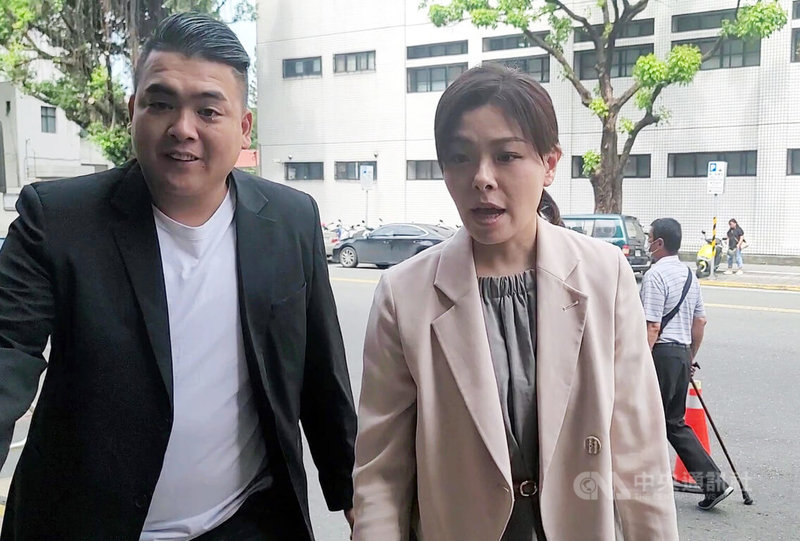遭停職的新竹市長高虹安(右)被旅美教授陳時奮自訴誣告罪,台灣高等法院26日開庭。高虹安進入法院前,被問及對罷免案投票的看法無回應。中央社記者謝幸恩攝 114年6月26日