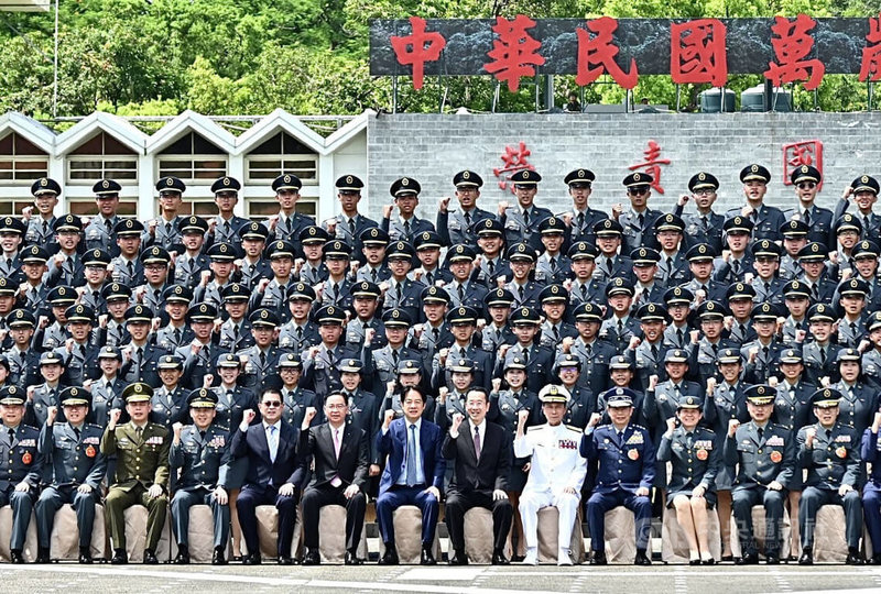 總統賴清德(前排中)26日上午在國安會祕書長吳釗燮(前排左6)、國防部長顧立雄(前排右6)陪同下,在高雄陸軍官校出席114年三軍八校院聯合畢業典禮,與畢業生合影。中央社記者董俊志攝 114年6月26日