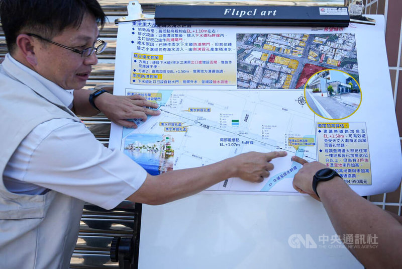 屏東東港鎮大成路屬低窪地區易積淹水,屏東縣政府水利處副處長林煥文(圖)26日指出,道路加高前將沿路尋找抽水平台合適設置點,未來若遇晴天積淹水,便可使用移動式抽水機排水,作為農曆初一、十五大潮淹水短期解方。中央社記者黃郁菁攝 114年6月26日