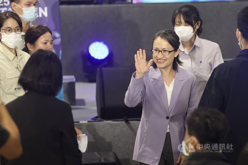 副總統蕭美琴(前右)26日在台北圓山花博爭艷館出席「2025 AI TAIWAN 未來商務展」開幕式,向與會來賓揮手致意。中央社記者吳家昇攝 114年6月26日