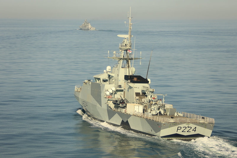 英國海軍近海巡邏艦「特倫特號」(前)6月中旬在英吉利海峽伴航監控俄羅斯巡防艦「格里戈洛維奇上將號」(英國海軍提供)中央社記者陳韻聿倫敦傳真 114年6月26日