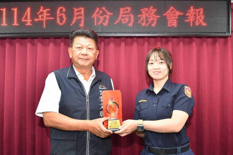 台中市豐原區日前發生住宅火警,豐東派出所警員廖婉凌(右)抵達火場,潑溼衣物後進入火場救出婦人,台中市警察局局長李文章(左)在局務會報中頒獎表揚。(警方提供)中央社記者趙麗妍傳真 114年6月26日