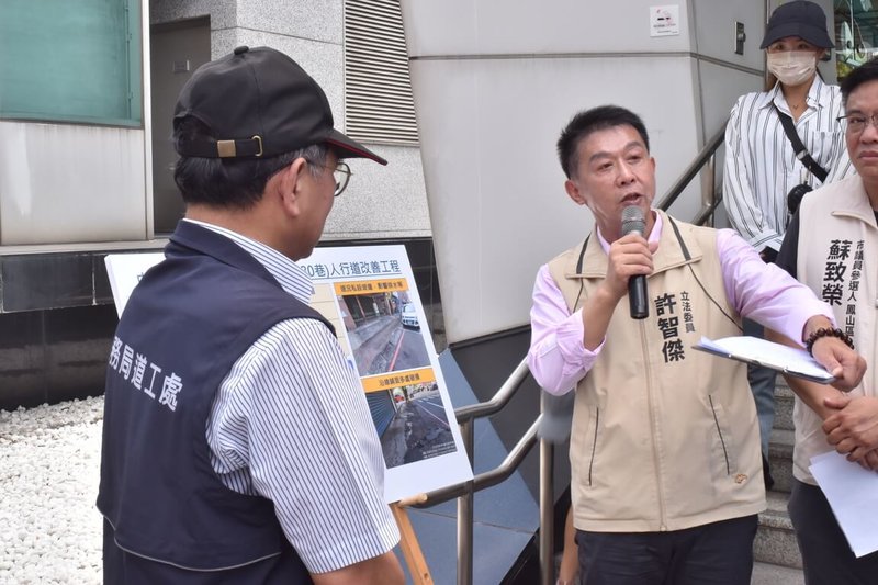 高雄鳳山區中山東路兩側人行道老舊引發安全疑慮,民進黨立委許智傑(前右2)26日邀集相關單位到場會勘,呼籲國土署盡速核定計畫經費,助地方政府盡早施工改善。(許智傑辦公室提供)中央社記者蔡孟妤傳真 114年6月26日