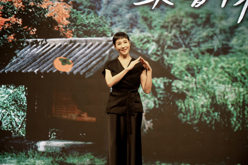 演員張本渝(圖)在大愛劇「假日到山裏來看你」中,飾演帶著護理系學生到原民部落服務的老師,對於想做的事情總是堅持勇往直前,在戲外則著手創業,打造瑜伽學習網站,希望整合教課、身心靈相關領域。(大愛提供)中央社記者洪素津傳真 114年6月26日