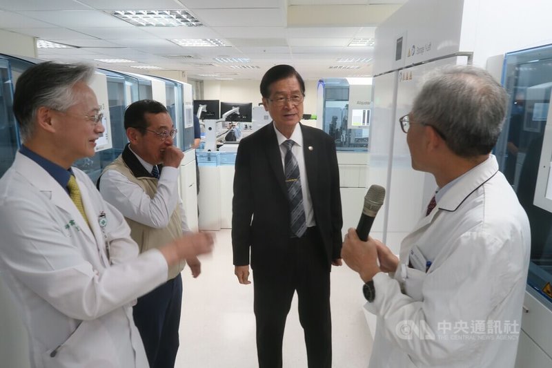 退輔會主委嚴德發(右2)24日視導台中榮民總醫院,參觀全自動智能檢驗室。中央社記者吳書緯攝 114年6月26日