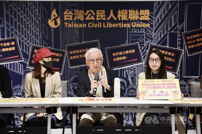 罷團反共護台志工聯盟26日在台北舉行記者會,宣布將舉行「護國大遶境」活動,7月4日將從花蓮出發,以車隊掃街與徒步定點遶行的模式,走遍全台各個縣市。前聯電董事長、反共護台聯盟志工曹興誠(中)與會致詞。中央社記者王飛華攝 114年6月26日
