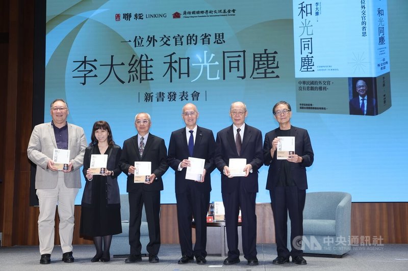 前總統府秘書長李大維(右3)出版新書「和光同塵:一位外交官的省思」,26日下午在台北出席新書發表活動,前監察院長錢復(右2)等人現身支持。中央社記者吳家昇攝 114年6月26日