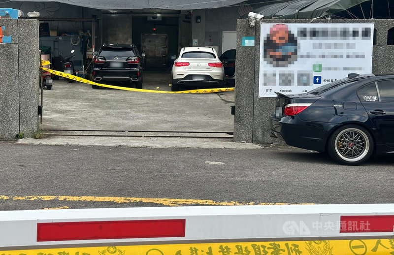 新北瑞芳區某水產行26日下午驚傳槍響,蔡姓男子疑因財務糾紛,到水產行對林姓員工開3槍;警方據報前往壓制蔡嫌,並將傷者送醫,事發現場邊已被拉起封鎖線。(翻攝畫面)中央社記者黃旭昇新北市傳真 114年6月26日