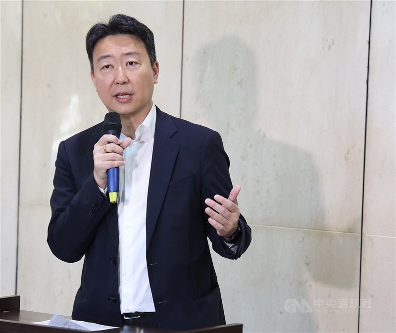 交通部長陳世凱近日上節目指出,行人過馬路應專心,滑手機是不對的、會被抓。(中央社檔案照片)