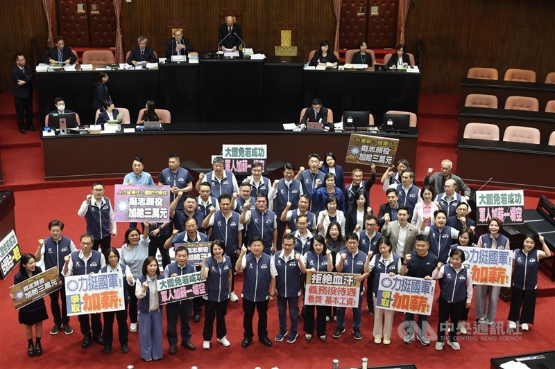 圖為立法院會日前三讀修正通過軍人待遇條例部分條文,國民黨團在議場內呼口號力挺國軍。(中央社檔案照片)