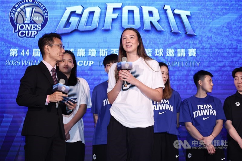 台美混血籃球好手洪蓓文(Belle Bramer)(前右),入選世界大學運動會女籃代表隊,7月將代表台灣征戰國際賽舞台。(中央社檔案照片)