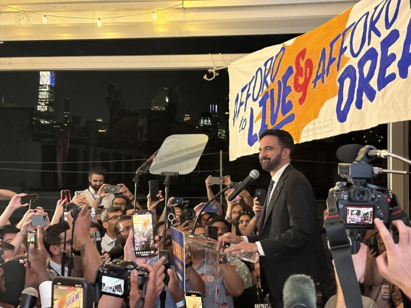 33歲的紐約州眾議員曼達尼在美國民主黨紐約市長初選取得領先。(圖取自x.com/ZohranKMamdani)