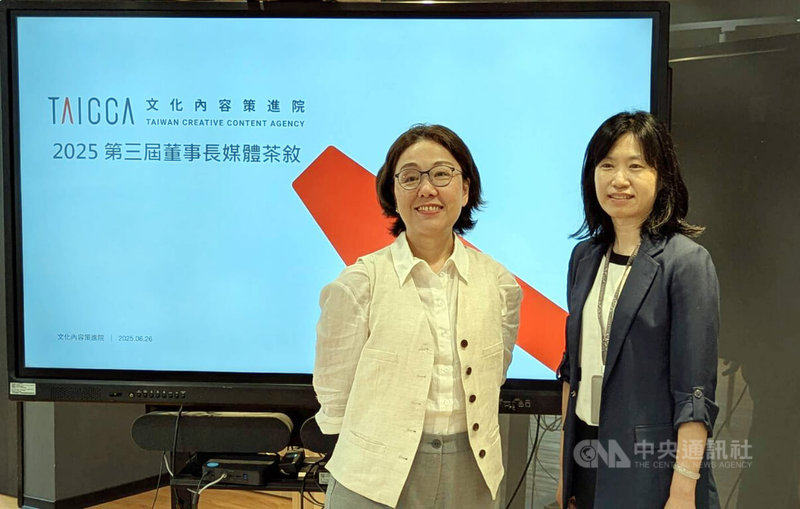 文化內容策進院董事長、文化部政務次長王時思(左)與文策院代理院長胡婷俐(右)26日出席媒體茶敘,分享文策院未來經營目標,將朝台灣文化內容產業轉型、深化國際合資合製與全球市場拓展等方向。中央社記者王寶兒攝 114年6月26日
