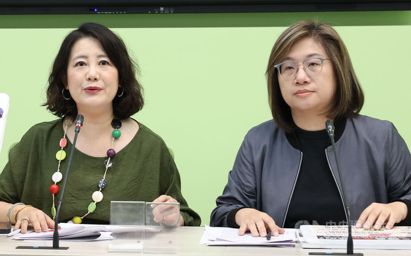 中國國台辦呼籲台灣民眾在7月26日罷免投票中充分認清、堅決反對民進黨政府政治操弄。民進黨立法院黨團幹事長吳思瑤(左)26日回應指出,這不干中國的事、輪不到中國說嘴。右為民進黨立法院黨團書記長陳培瑜。中央社記者謝佳璋攝 114年6月26日