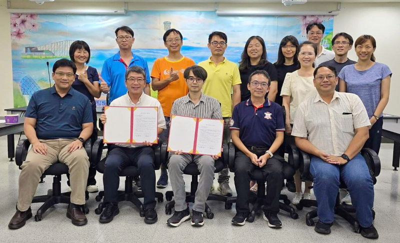 嘉義縣永慶高中校長郭春松(前排左2)與嘉義大學資訊工程學系主任林楚迪(前排左3)26日簽署「夥伴學校策略合作備忘錄(MOU)」,跨校攜手推動AI(人工智慧)與程式設計教育。(永慶高中提供)中央社記者蔡智明傳真 114年6月26日