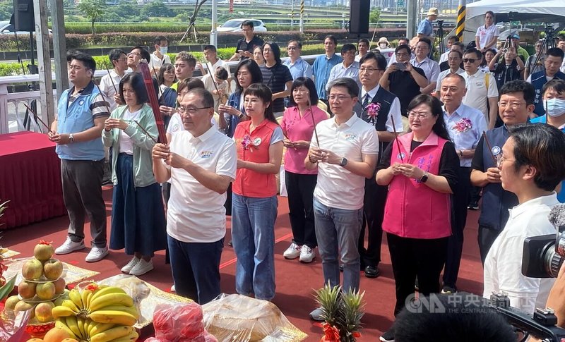 新北市長侯友宜(前)26日主持秀朗橋北側區段徵收開發工程完工典禮,並帶領市府團隊、民意代表一起焚香祝禱祈福。他感謝各界支持、當地居民配合,令民眾交通便利性能大幅提升,讓工程如期如質完工。中央社記者黃旭昇新北攝 114年6月26日
