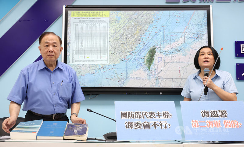 國民黨立法院黨團副書記長陳玉珍(右)、立委陳永康(左)26日舉行記者會,陳永康表示,提案修法將金馬海域等禁限制水域權責改為海委會,構想是降低衝突,讓雙方以執法人溝通,並非放棄任何主權。中央社記者謝佳璋攝 114年6月26日