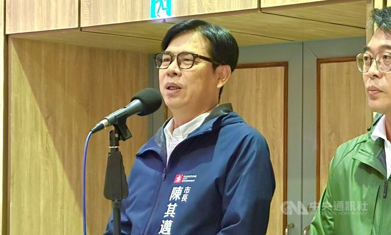 高雄市長陳其邁(中)26日出席活動時受訪,被問到有傳言指他將擔任民進黨立委邱議瑩競選辦公室主委,陳其邁表示,那是謠言,選舉謠言非常多,不希望以訛傳訛。中央社記者蔡孟妤攝 114年6月26日