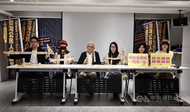 罷團反共護台志工聯盟26日在台北舉行記者會,宣布7月4日將從花蓮出發,舉行「護國大遶境」活動。圖左3為前聯電董事長、反共護台聯盟志工曹興誠。中央社記者王飛華攝 114年6月26日