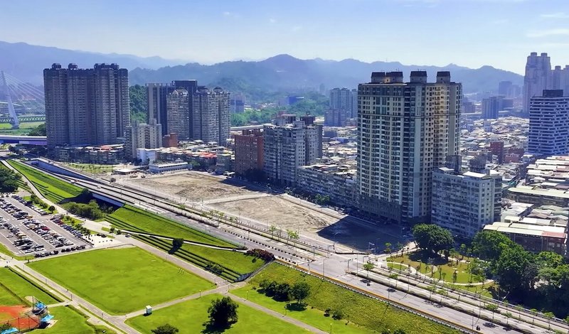 新北低衝擊開發的中和區秀朗橋北側區段徵收開發工程,26日完工典禮;地政局表示,因應極端氣候及短延時強降雨,透過雨水儲集系統回收再利用且兼具防洪防災功效。(新北地政局提供)中央社記者黃旭昇新北傳真 114年6月26日