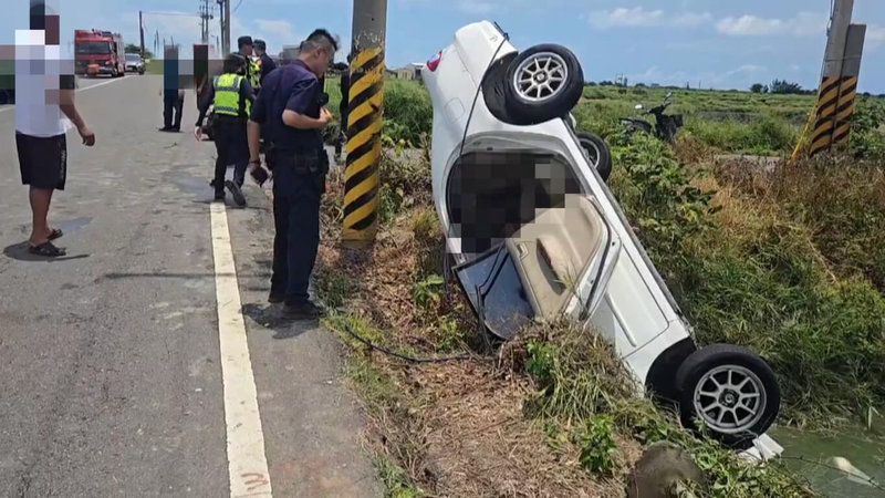嘉義縣東石鄉網寮村170縣道26日發生汽車衝落魚塭意外,警消獲報馳援、到場拉起車輛,車內黃姓女駕駛已無生命徵象,送醫不治。(嘉義縣消防局提供)中央社記者蔡智明傳真 114年6月26日