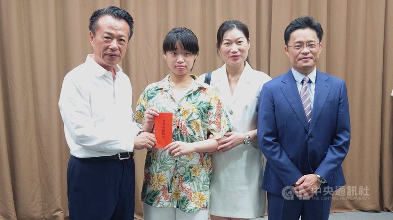 114年國中教育會考嘉義縣共42名學生達到5A以上佳績,成績優異的學生26日與家長到縣府接受表揚,由縣長翁章梁(左1)頒發獎金。中央社記者蔡智明攝 114年6月26日