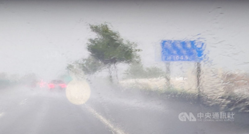 嘉義地區26日下午起降下大雷雨,水上一帶時雨量超過100毫米,台82線東西向快速道路水上路段下到令駕駛難看清路況。中央社記者蔡智明攝 114年6月26日
