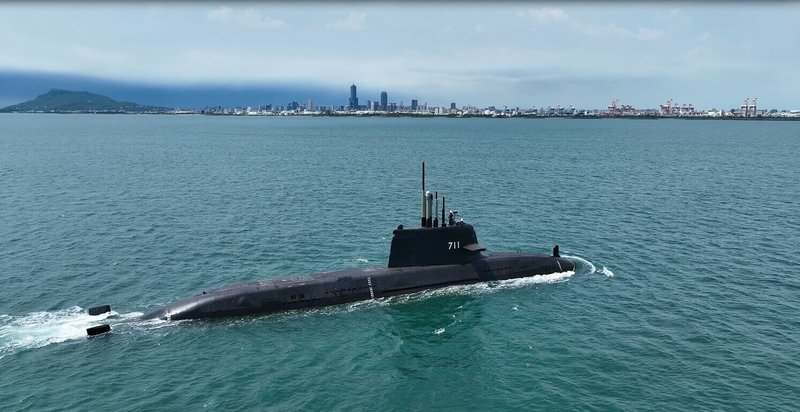 國造潛艦原型艦海鯤艦26日上午再次浮航出高雄港,台灣國際造船股份有限公司表示,海鯤艦順利完成2次海測。(台船提供)中央社記者林巧璉傳真 114年6月26日