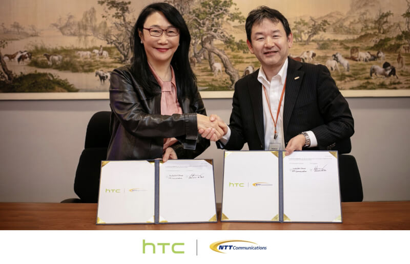 HTC董事長暨執行長王雪紅(左)與 NTT Communications株式會社執行副總裁暨業務解決方案部總經理井上睦宏(右),簽署策略合作備忘錄(MOU)。(宏達電提供)中央社記者江明晏傳真 114年6月26日