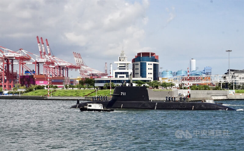 國造潛艦原型艦海鯤艦17日以自主動力浮航駛出高雄港,完成海測後返港。(中央社檔案照片)
