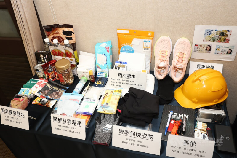 全社會防衛韌性委員會第4次委員會議會後記者會26日晚間在總統府新聞中心舉行,現場特別展示防災緊急避難包單人單日的居家必需品範例。中央社記者王騰毅攝 114年6月26日