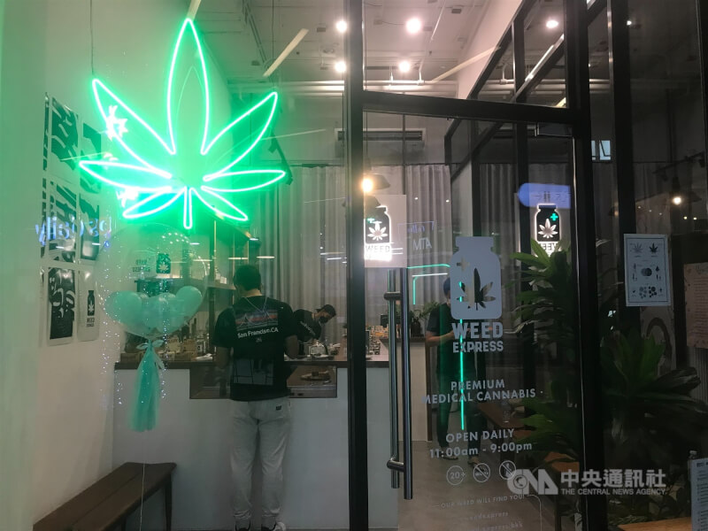 圖為泰國商家販賣大麻相關產品。(中央社檔案照片)
