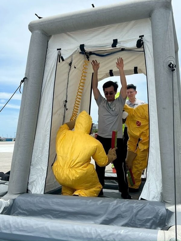 為強化桃園國際機場面對非天然災害應變能力,機場公司日前特別舉辦「毒性及關注化學物質災害、輻射災害暨電動車災害防救實兵演練」,跨單位動員近60人共同參與,過程逼真。(桃園國際機場公司提供)中央社記者吳睿騏桃園機場傳真 114年6月26日