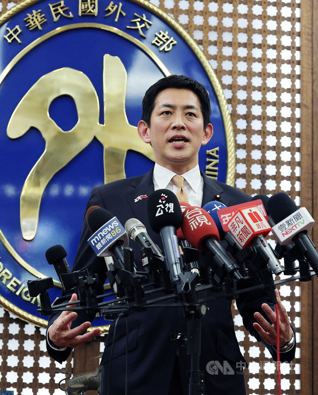 前日本經濟安保大臣小林鷹之(圖)訪台,26日在外交部受訪時表示,日本與台灣有歷史、經濟、心與心3個紐帶,日台紐帶的戰略意義還有「任何時刻都不要讓台灣孤立」。中央社記者郭日曉攝 114年6月26日