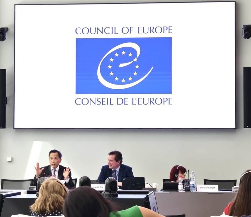 駐瑞典代表谷瑞生(左)23日應邀參與歐洲理事會議員大會(PACE),並與歐洲人民黨團(EPP)黨團座談,右為黨團主席伊斯班(Pablo Hispan)。(駐瑞典代表處提供)中央社記者辜泳秝傳真 114年6月26日