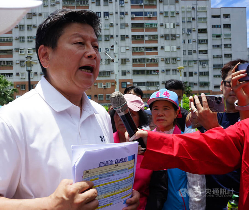 立法院交通委員會委員26日到花蓮考察,會勘建國路、中華路平交道,國民黨立院黨團總召傅崐萁(左)說,2任交通部長承諾花蓮危險平交道高架化由中央概括承受,交通部長陳世凱應兌現而不是跳票。中央社記者張祈攝 114年6月26日