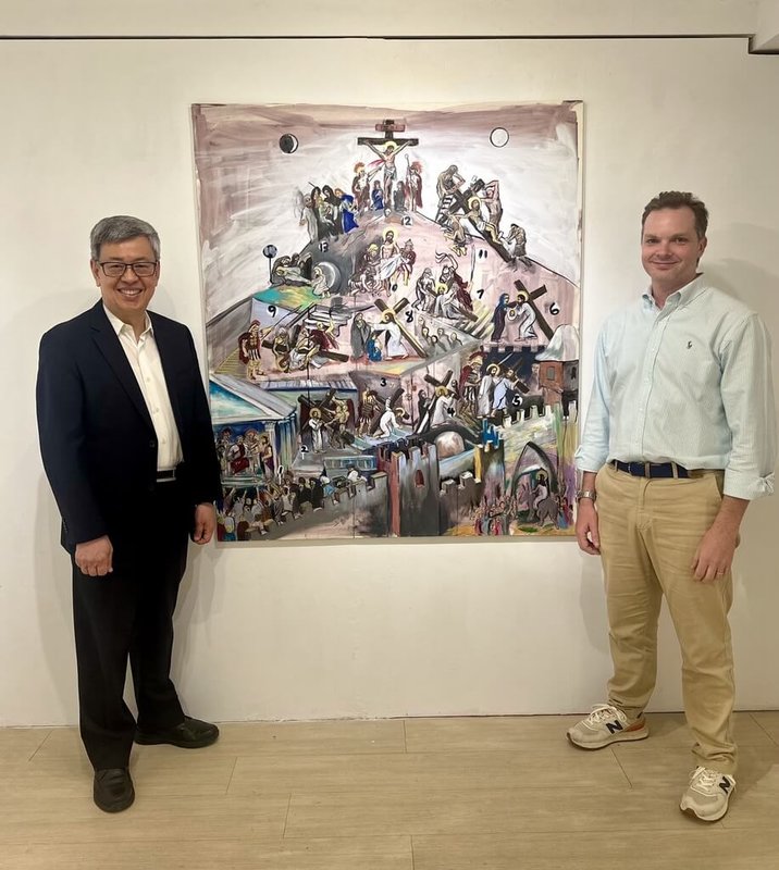 前副總統陳建仁(左)前往參觀旅台美籍天主教藝術家史帝福(Steve Emmons)(右)畫展,與史帝福在一幅描述耶穌受難主題的畫作前合影。(史帝福提供)中央社 114年6月26日