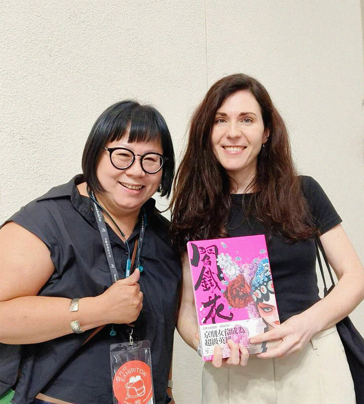 資深主編洪雅雯(左)近期出席韓國首爾書展,賣出漫畫家常勝作品「閻鐵花」西班牙版權,並與西班牙出版社編輯羅德里奎茲(Miriam Rodríguez)(右)合影留念。(洪雅雯提供)中央社記者邱祖胤傳真 114年6月26日