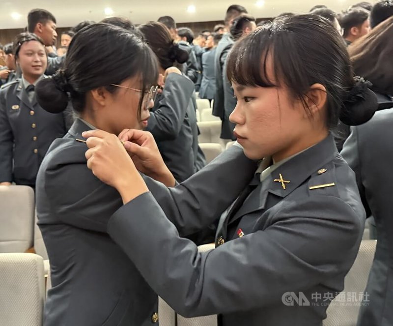 「三軍八校院聯合畢業典禮」26日上午在高雄陸軍官校校區舉行,畢業生相互替同儕掛階互道恭喜。中央社記者董俊志攝 114年6月26日
