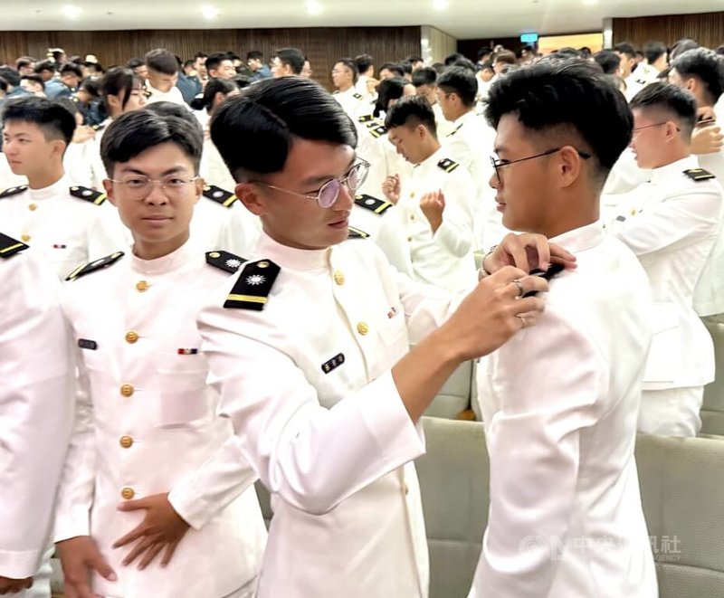 「三軍八校院聯合畢業典禮」26日上午在高雄陸軍官校校區舉行,畢業生相互替同儕掛階並互道恭喜。中央社記者董俊志攝 114年6月26日