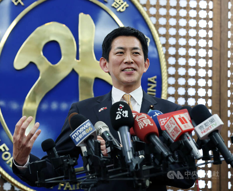 來台訪問的前日本經濟安保大臣小林鷹之(圖)26日在外交部受訪時表示,日本與台灣共享基本的價值觀,對日本而言,台灣是多年來的朋友和夥伴中央社記者郭日曉攝 114年6月26日