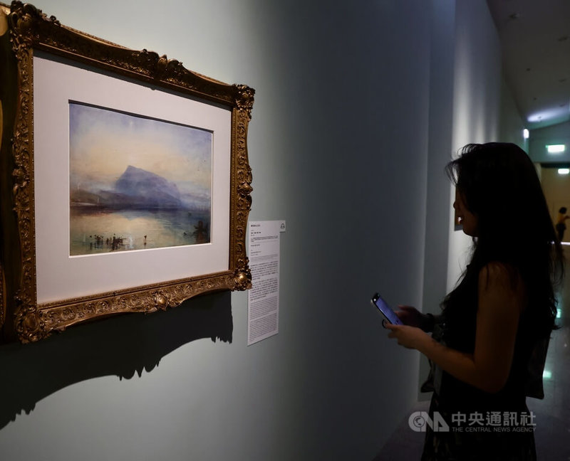 「威廉.透納特展:崇高的迴響」27日起將在台北中正紀念堂盛大開展,26日率先舉行展前記者會,由英國全民募資保存的國寶級鉅作「藍色瑞吉山之日出」(The Blue Rigi, Sunrise)為本次展覽一大亮點。中央社記者張皓安攝 114年6月26日