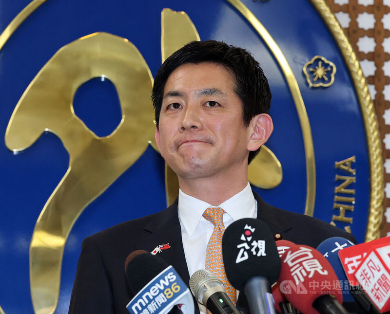 前日本經濟安保大臣小林鷹之(圖)26日在外交部受訪表示,他作為政治家重視心靈紐帶,日本和台灣間有歷史、經濟、心與心3個紐帶,盼3紐帶能進一步加強,而這些紐帶還有戰略意義就是「任何時刻都不要讓台灣孤立」,他是抱持這個想法來台訪問的。中央社記者郭日曉攝 114年6月26日