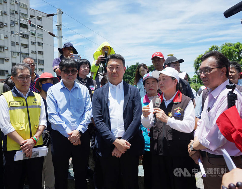 花蓮地區7處鐵路平交道高架化合併雙軌電氣化工程落空,藍營批政策跳票、要求中央兌現。交通部長陳世凱(前中)26日澄清沒跳票。中央社記者張祈攝 114年6月26日