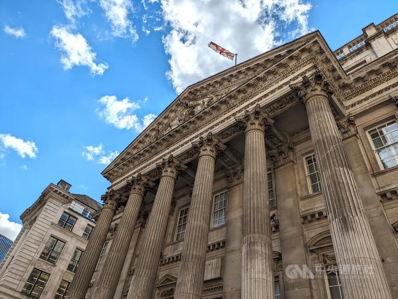 英國政府26日發布貿易戰略,其中提到,美國、中國和歐盟是全球3大經濟體,而英國反對在這3大經濟體之間3選一。圖為倫敦金融城市長官邸。中央社記者陳韻聿倫敦攝 114年6月26日