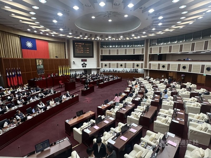 台北市議會大會27日再次審議市立圖書館新總館與台北音樂廳新建工程(北市音圖中心)案,最終因出席議員不足宣告散會,預計30日續審。中央社記者劉建邦攝 114年6月27日
