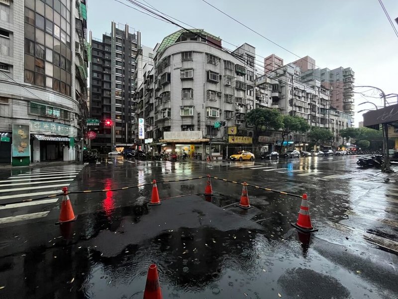 新北市板橋全家福公寓於民國103年鑑定為海砂屋,新北市都市更新處表示,此都更案27日審議通過,未來將新建2棟地上15層、地下5層住商混合大樓,預計117年底完工。(新北市政府都市更新處提供)中央社記者趙敏雅傳真 114年6月27日