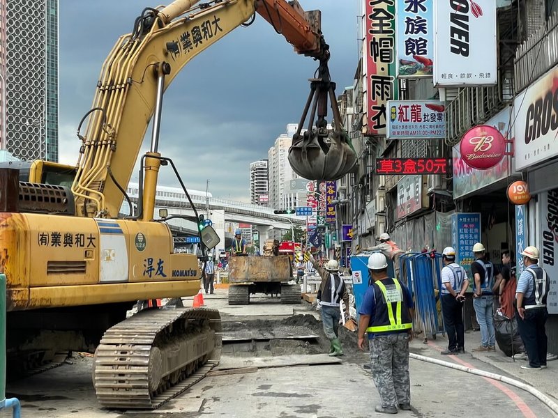 捷運環狀線新埔民生站地下道工程27日中午發生大量滲水,現場騎樓地板下陷。捷運局據報立刻趕往啟動緊急應變措施,先將開挖土方回填並補灌混凝土,已將漏水處止水,現場地質持續監測中,目前數據正常。(新北市議員山田摩衣提供)中央社記者黃旭昇新北市傳真 114年6月27日
