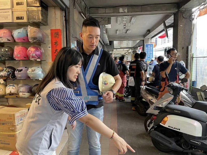 捷運環狀線新埔民生站地下道工程27日中午出現滲水情形,民進黨新北市議員山田摩衣(前左)獲報到場會勘,要求市府應儘速監控地質,並積極搶險避免建築傷害擴大。(新北市議員山田摩衣提供)中央社記者黃旭昇新北市傳真 114年6月27日