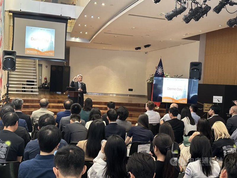 獲選參與台灣新創紐約落地培訓計畫業者在駐紐約辦事處大廳舉行公開說明活動,駐紐約處長李志強出席致詞。中央社記者廖漢原紐約攝 114年6月27日